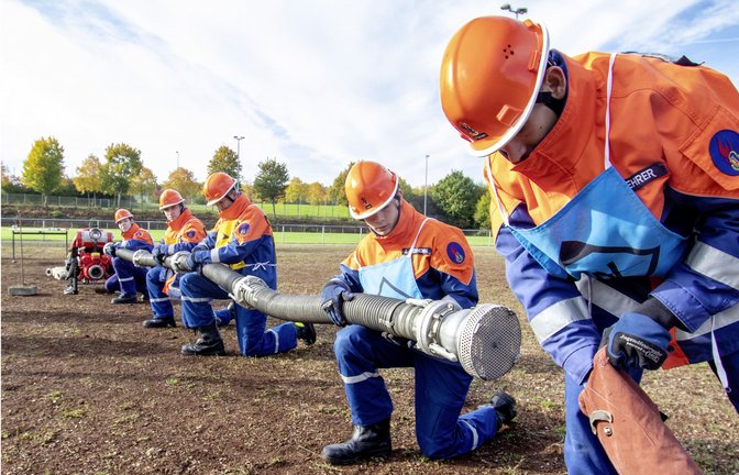 Jugendfeuerwehrleute üben im Rahmen eines Aktionstages in Tripsdrill.<span class='image-autor'>Foto: Jugendfeuerwehr Baden-Württemberg</span>