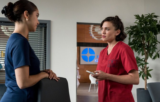 Rebecca (Milena Straube, r.) warnt die PJlerin Sofia (Olivia Papoli-Barawati, l.)<span class='image-autor'>Foto: ARD/Jens-Ulrich Koch</span>