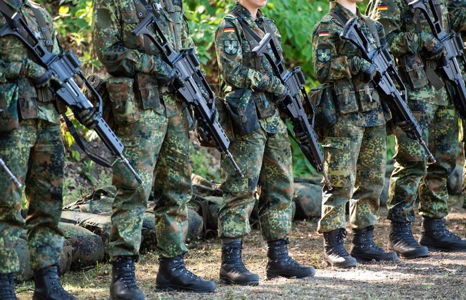 Soldaten der Bundeswehr: Die Truppe könnte nach Angaben von Verteidigungsminister Pistorius um Zehntausende Männer und Frauen aufgestockt werden.<span class='image-autor'>Foto: dpa</span>