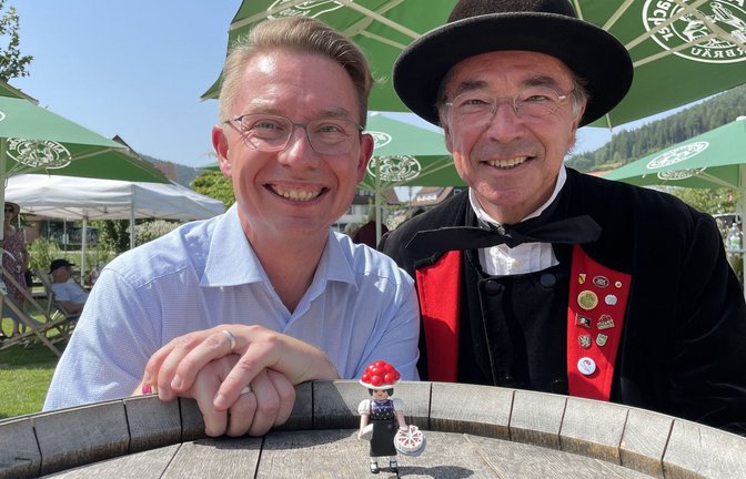Bürgermeister Michael Ruf (links) und sein Gutacher Amtskollege Siegfried Eckert mit der neuen Playmobil-Sonderfigur<span class='image-autor'>Foto: Regina Schwenk</span>