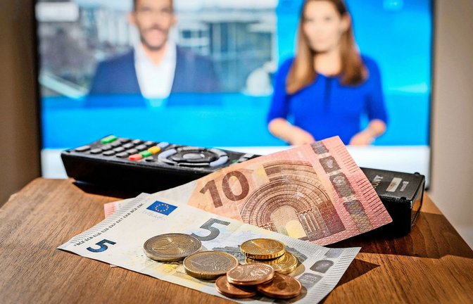 18,36 Euro – so hoch ist der monatliche  Rundfunkbeitrag aktuell. Wie viel in Zukunft drauf gelegt werden muss –  auch darum geht es in Karlsruhe.<span class='image-autor'>Foto: epd</span>