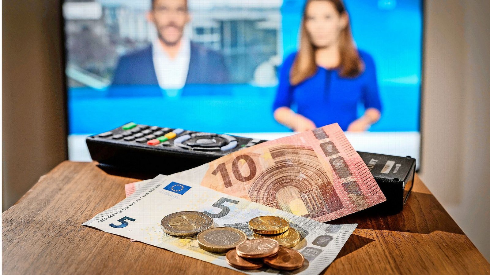 18,36 Euro – so hoch ist der monatliche Rundfunkbeitrag aktuell. Wie viel in Zukunft drauf gelegt werden muss – auch darum geht es in Karlsruhe.Foto: epd 18,36 Euro – so hoch ist der monatliche Rundfunkbeitrag aktuell. Wie viel in Zukunft drauf gelegt werden muss – auch darum geht es in Karlsruhe.Foto: epd