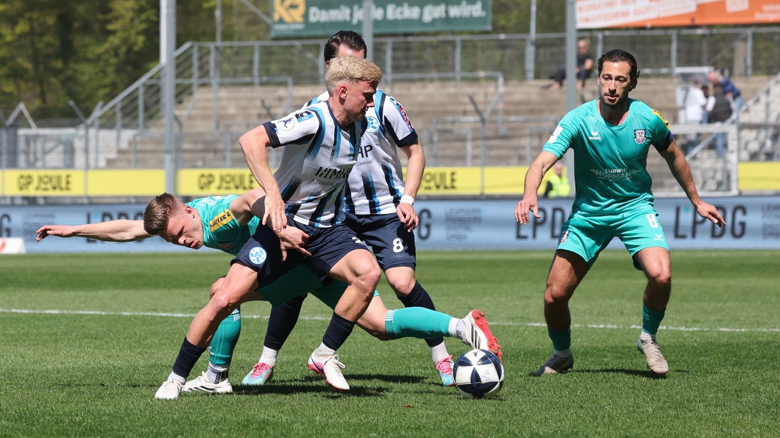 Per Lockl versuchte das Kickers-Spiel zu ordnen.Foto: Baumann/Hansi Britsch