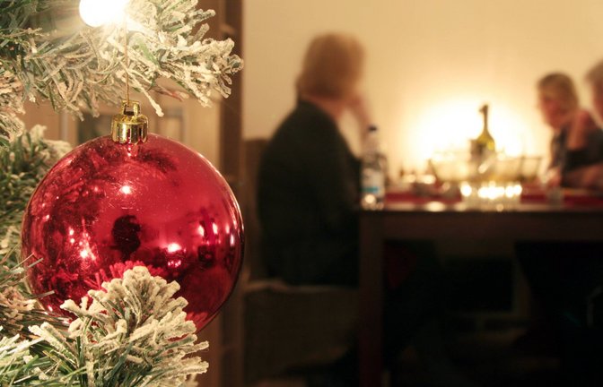 Oft sind Christbaumkugeln rot – warum eigentlich?<span class='image-autor'>Foto: imago/Ralph Peters/imago stock&people</span>