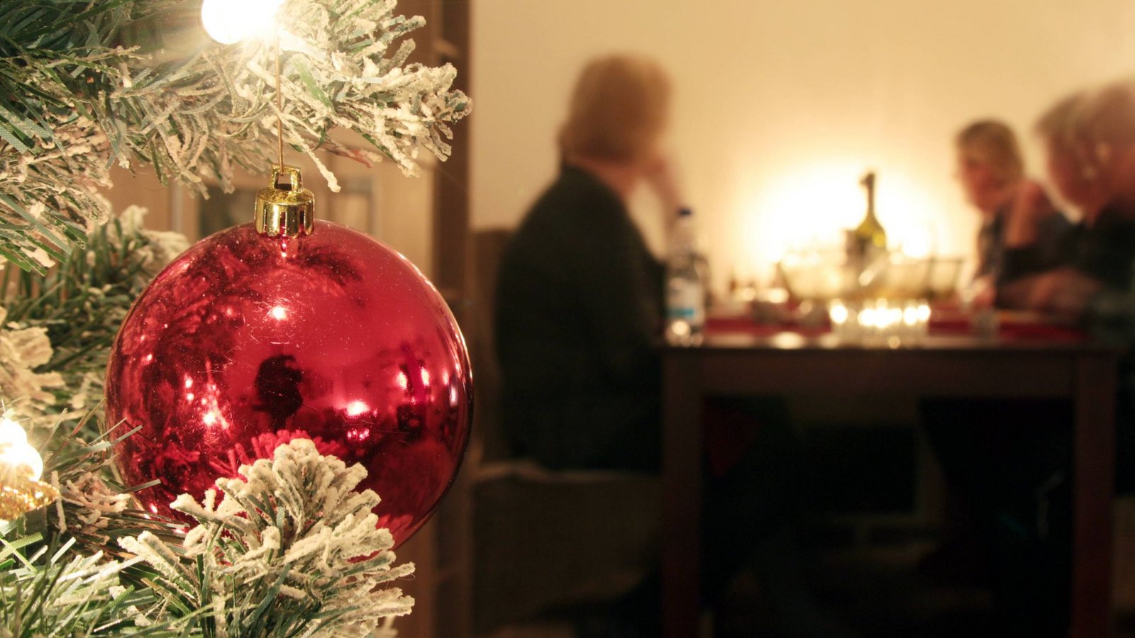 Oft sind Christbaumkugeln rot – warum eigentlich?Foto: imago/Ralph Peters/imago stock&people