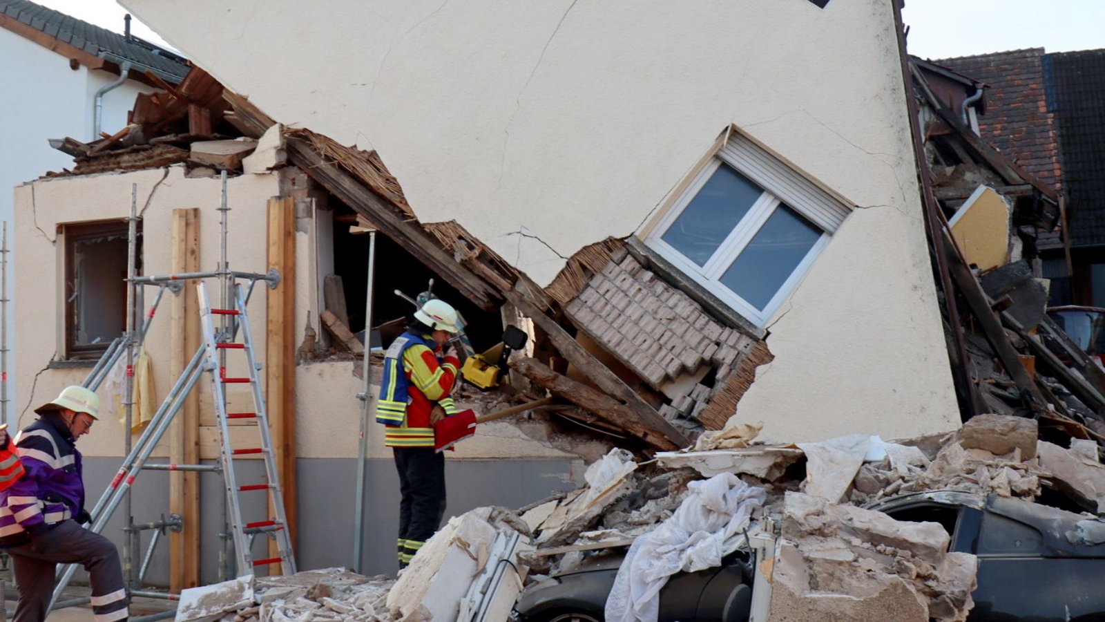 Explosion in Stutensee am 17. Februar: Das Gebäude war wie ein Kartenhaus zusammengebrochen.Foto: dpa/René Priebe Explosion in Stutensee am 17. Februar: Das Gebäude war wie ein Kartenhaus zusammengebrochen.Foto: dpa/René Priebe