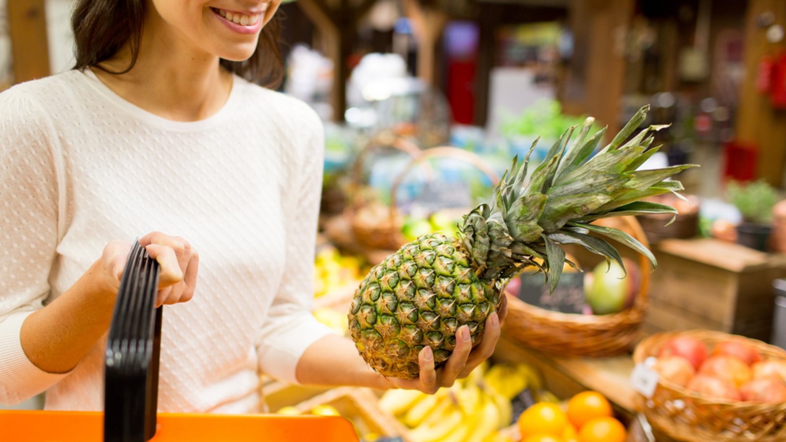 Schmeckt Ihre Ananas bitter? Das steckt dahinter.Foto: Ground Picture/Shutterstock