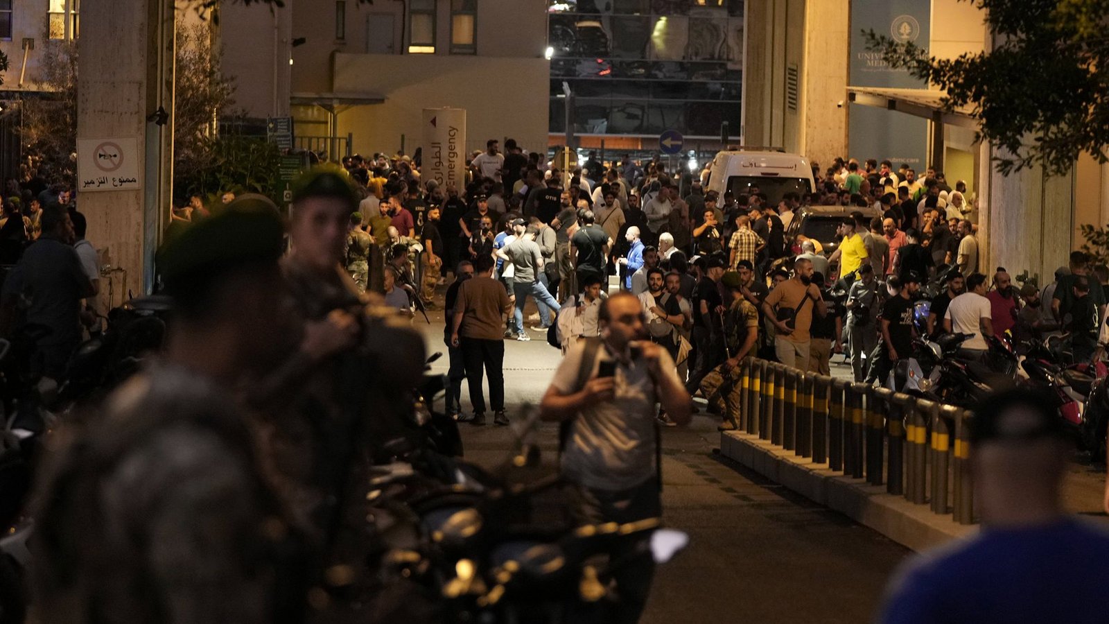 Angehörige warten vor einer Klinik in Beirut auf Nachricht von ihren durch Pager-Explosionen verletzten Angehörigen.Foto: dpa/Hassan Ammar