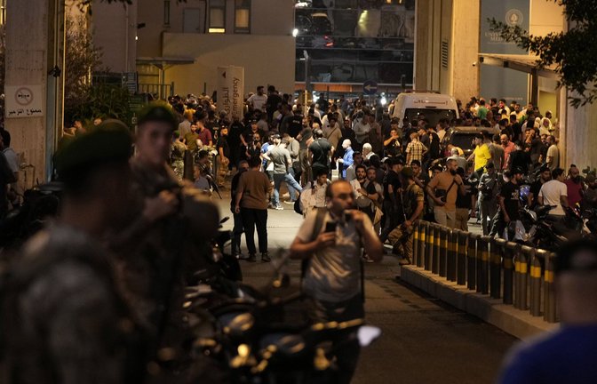 Angehörige warten vor einer Klinik in Beirut auf Nachricht von ihren durch Pager-Explosionen verletzten Angehörigen.<span class='image-autor'>Foto: dpa/Hassan Ammar</span>