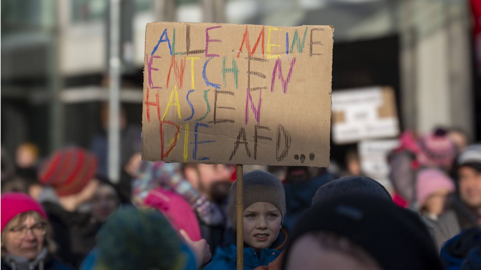Bei den Demos gegen rechts in ganz Deutschland sind auch viele Kinder dabeiFoto: IMAGO/Norbert Neetz/IMAGO/Norbert Neetz