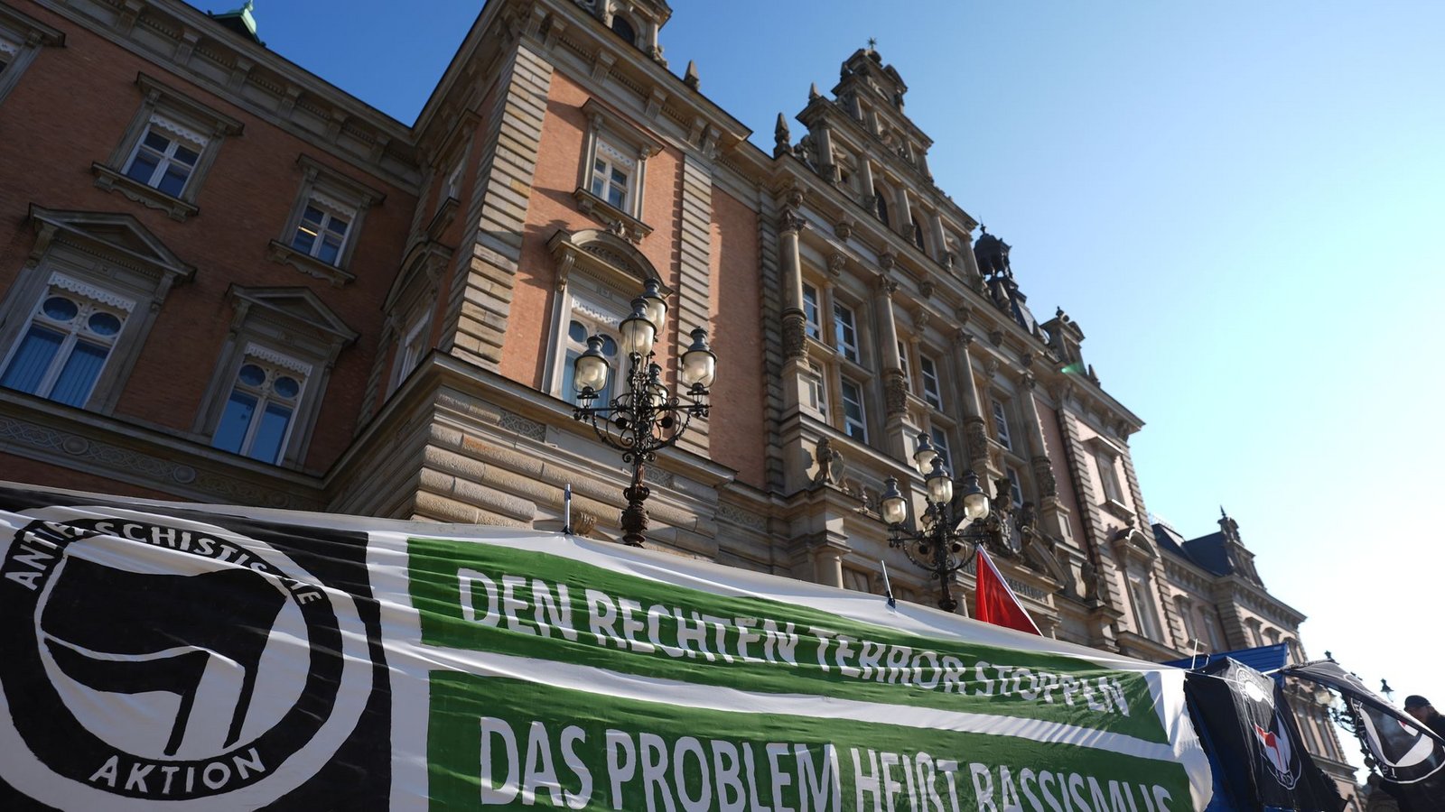 Im Saal müssen sich acht mutmaßliche Mitglieder beziehungsweise ein Unterstützer der rechten Terrorgruppe "Letzte Verteidigungswelle" verantworten,Foto: Marcus Brandt/dpa Im Saal müssen sich acht mutmaßliche Mitglieder beziehungsweise ein Unterstützer der rechten Terrorgruppe "Letzte Verteidigungswelle" verantworten,Foto: Marcus Brandt/dpa