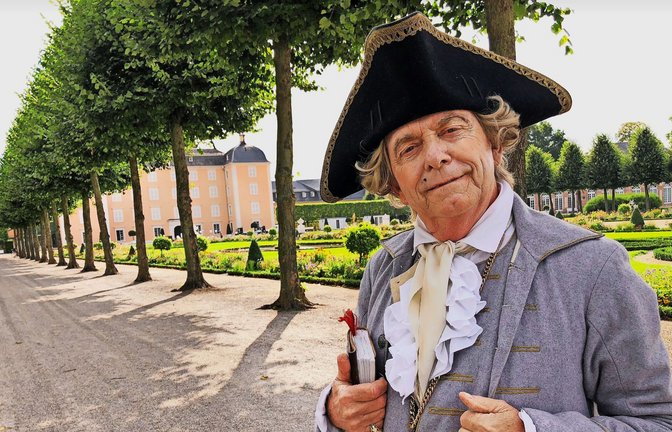 In Schwetzingen schlüpft Martin Griffiths in die Rolle von  Charles  Burney, einem Musikkritiker des 18. JahrhundertsIn Schwetzingen schlüpft Martin Griffiths in die Rolle von  Charles  Burney, einem Musikkritiker des 18. Jahrhunderts.<span class='image-autor'>Foto: Eberhard Reuß</span>