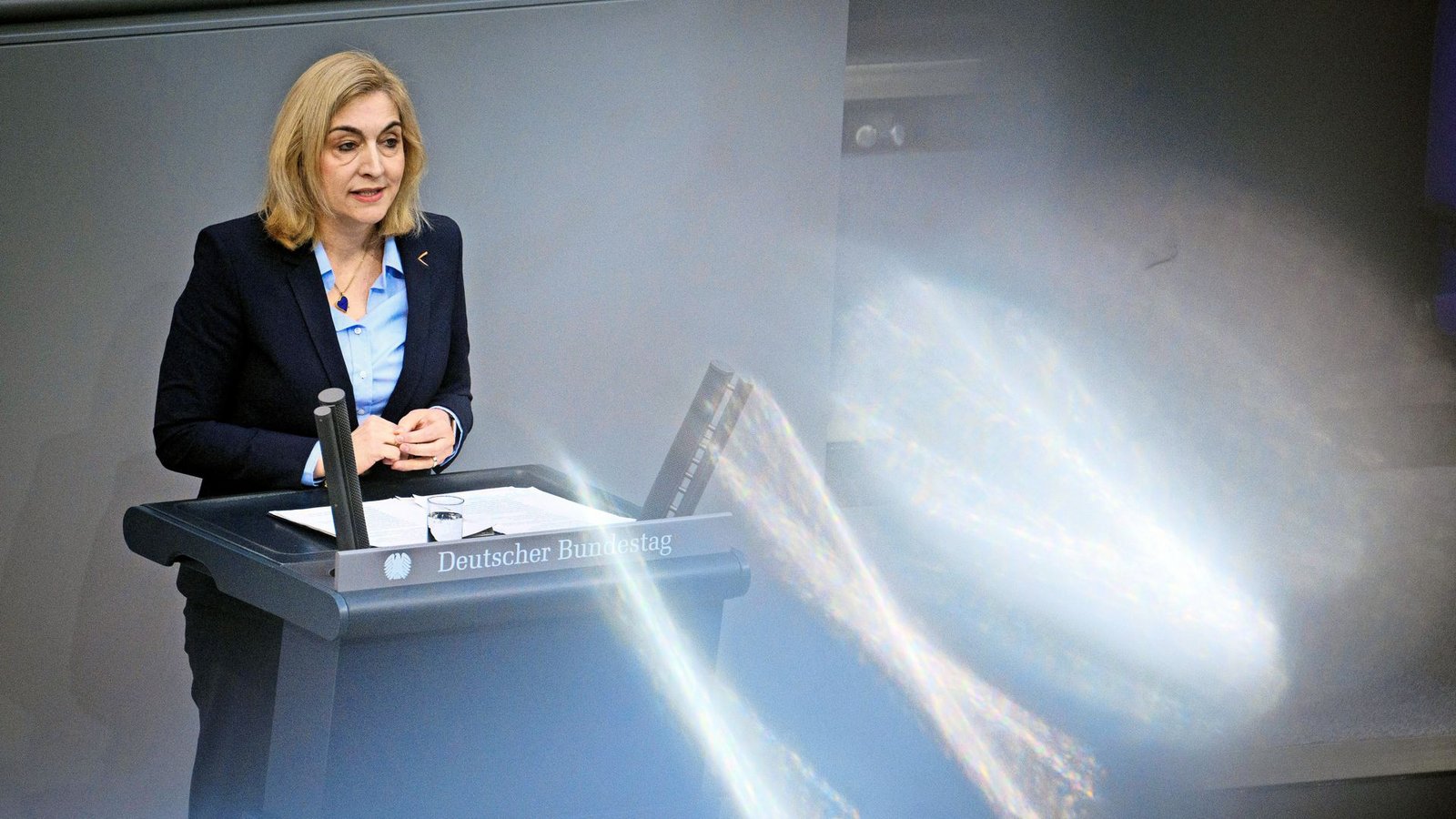 Gesundheitsministerin Nina Warken. Das Bundeskabinett bringt ein Sparpaket zur Entlastung der Krankenkassen auf den Weg (Archivfoto).Foto: Bernd von Jutrczenka/dpa/Bernd von Jutrczenka