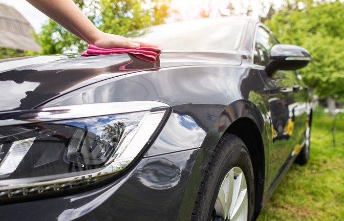 Honigtau auf dem Auto? So entfernen Sie die klebrige Schicht sicher von Lack und Scheiben – mit Tipps zu Waschanlage, Detailer & Lackschutz.<span class='image-autor'>Foto: HenadziPechan / Shutterstock.com</span>