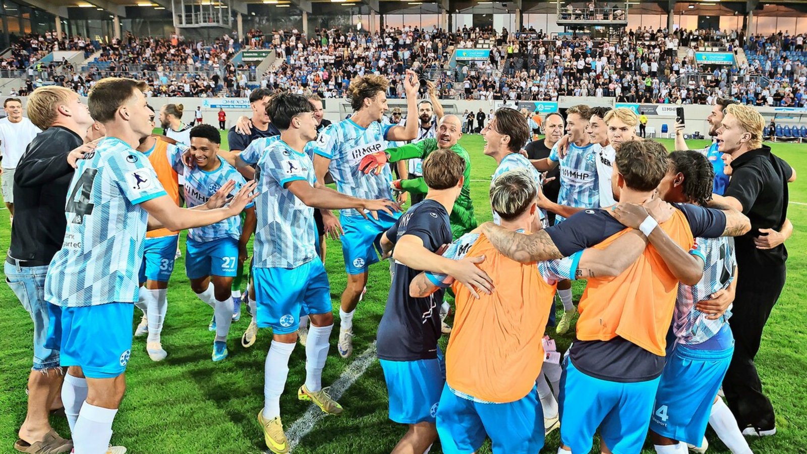 Ausgelassener Jubel bei den Blauen nach dem Auftaktsieg.Foto: Baumann Ausgelassener Jubel bei den Blauen nach dem Auftaktsieg.Foto: Baumann