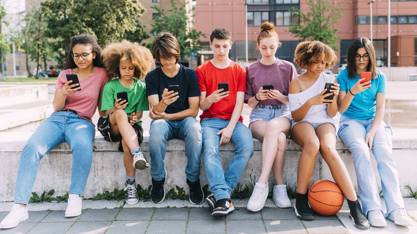 Handy-Apps wie etwa Tiktok werden von Jugendlichen als sehr wichtig eingestuft. Abseits von Medien, steht der persönliche Kontakt auf Platz der Lieblingsbeschäftigungen.Foto: imago/Westend61/ Eugenio Marongiu Handy-Apps wie etwa Tiktok werden von Jugendlichen als sehr wichtig eingestuft. Abseits von Medien, steht der persönliche Kontakt auf Platz der Lieblingsbeschäftigungen.Foto: imago/Westend61/ Eugenio Marongiu