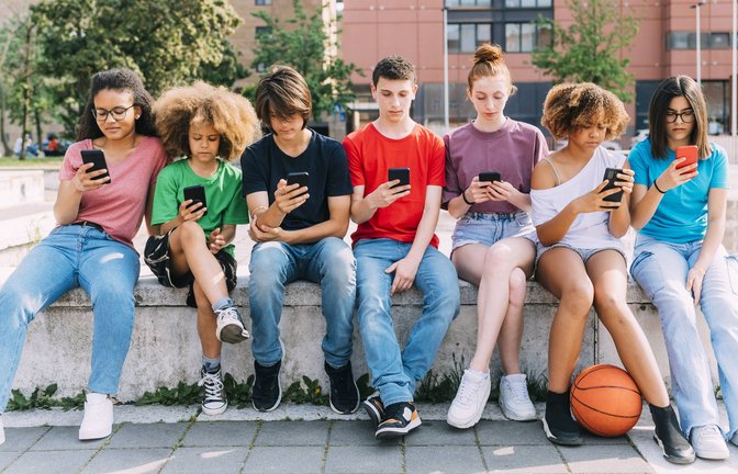 Handy-Apps wie etwa  Tiktok werden von Jugendlichen   als sehr wichtig eingestuft. Abseits von Medien, steht der persönliche Kontakt auf Platz der Lieblingsbeschäftigungen.<span class='image-autor'>Foto: imago/Westend61/ Eugenio Marongiu</span>