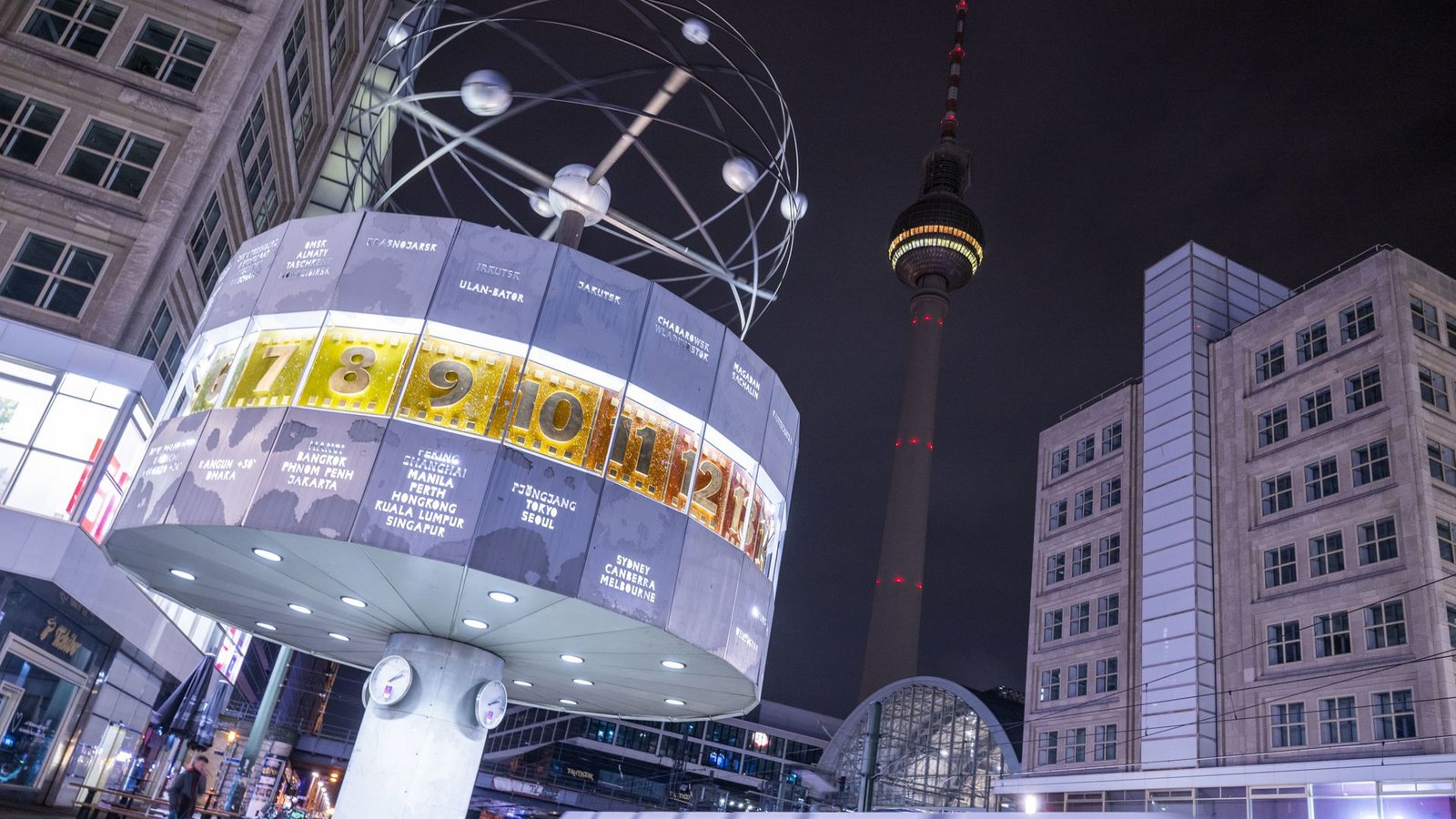 Auch die Uhren am Berliner Alexanderplatz sind auf die Sommerzeit umgestellt.Foto: dpa/Christophe Gateau