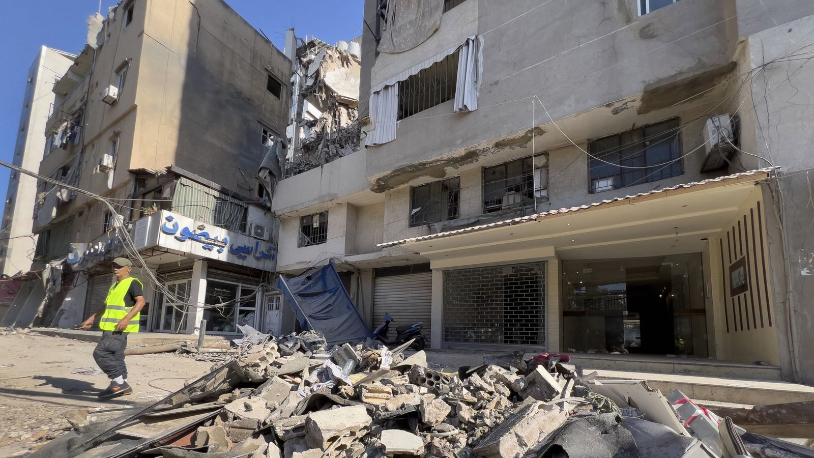 Blick auf ein von Israel beim Luftangriff auf Beirut zerstörtes GebäudeFoto: dpa/Hussein Malla Blick auf ein von Israel beim Luftangriff auf Beirut zerstörtes GebäudeFoto: dpa/Hussein Malla