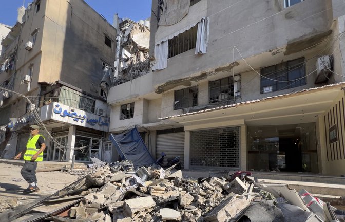 Blick auf ein von Israel beim Luftangriff auf Beirut zerstörtes Gebäude<span class='image-autor'>Foto: dpa/Hussein Malla</span>