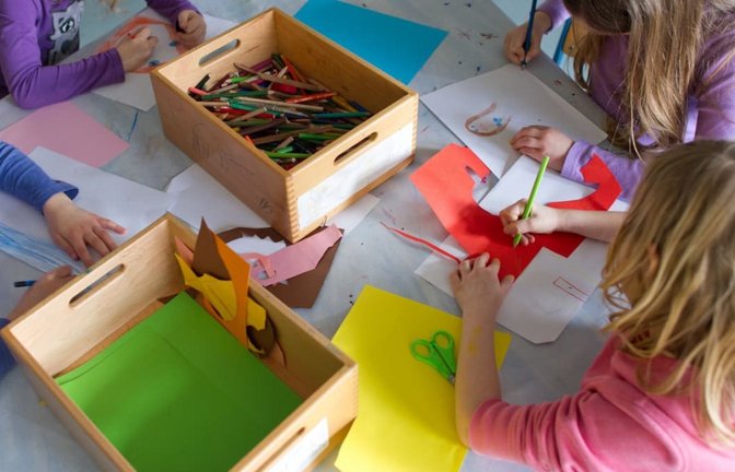 Ab dem neuen Schuljahr haben alle Erstklässler einen Anspruch auf Ganztagsbetreuung in der Grundschule, egal, ob sie eine Regelschule besuchen oder ein SBBZ. Die finanziellen Unterschiede können aber groß sein.<span class='image-autor'>Uwe Anspach/dpa</span>