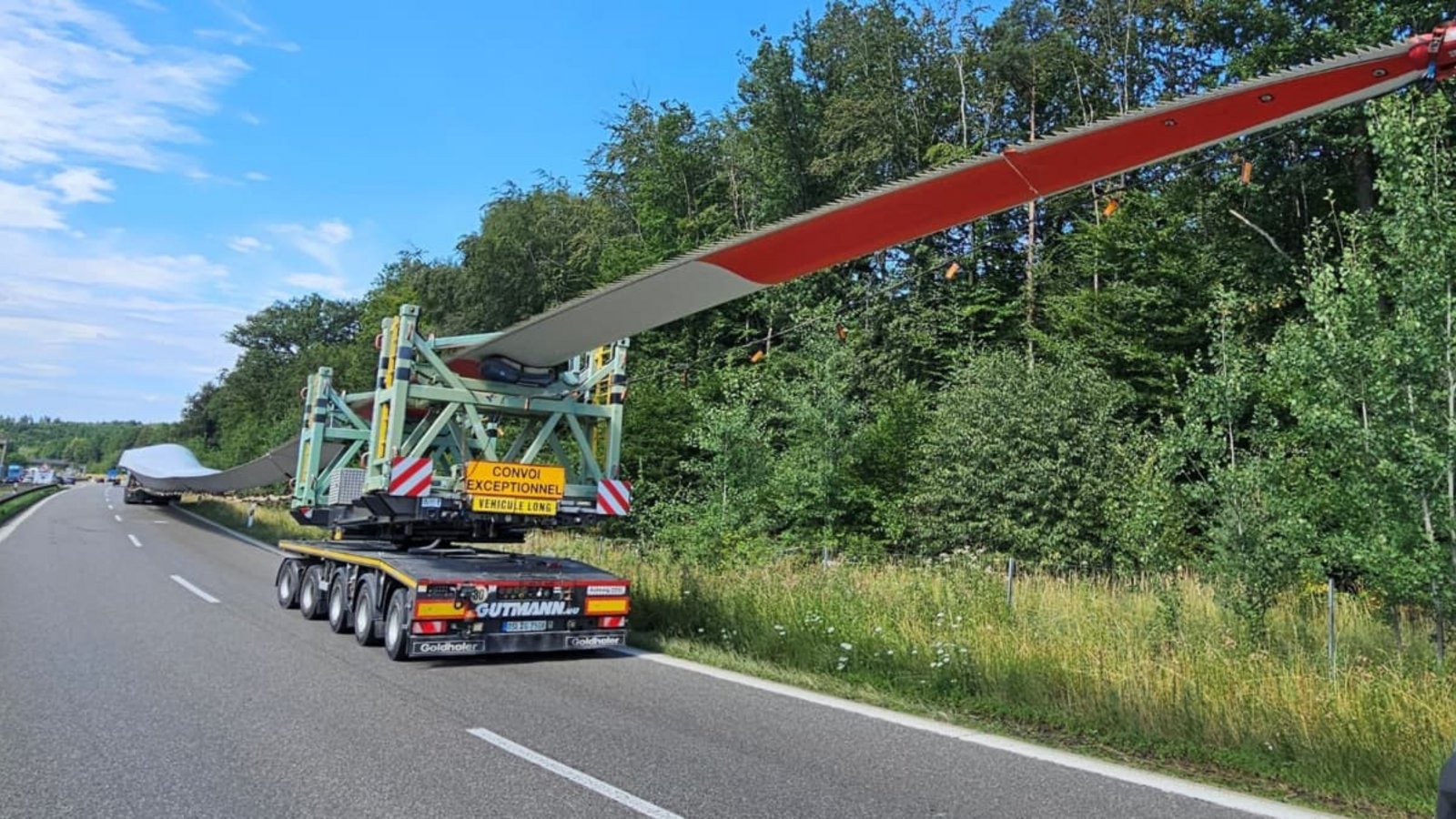 Ein defekter Schwertransport mit einem Windradflügel hat am Kreuz Stuttgart für Behinderungen gesorgt.Andreas Rosar/dpa Ein defekter Schwertransport mit einem Windradflügel hat am Kreuz Stuttgart für Behinderungen gesorgt.Andreas Rosar/dpa