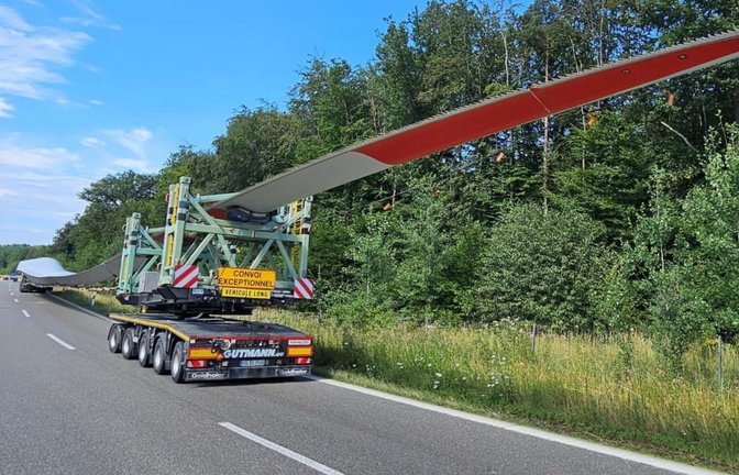Ein defekter Schwertransport mit einem Windradflügel hat am Kreuz Stuttgart für Behinderungen gesorgt.<span class='image-autor'>Andreas Rosar/dpa</span>