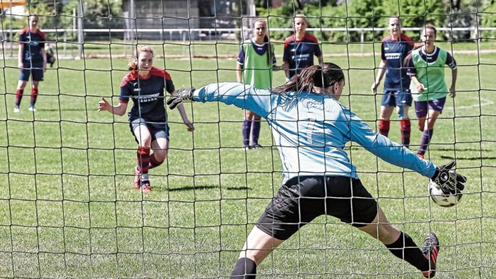 FVR-Torfrau Ines Strohmair ahnt beim Elfmeter zwar die Ecke, erreicht den Schuss von Christina Knapp aber nicht. Am Ende hatte Großglattbach/Nussdorf die Nase vorn. Foto: Simecek FVR-Torfrau Ines Strohmair ahnt beim Elfmeter zwar die Ecke, erreicht den Schuss von Christina Knapp aber nicht. Am Ende hatte Großglattbach/Nussdorf die Nase vorn. Foto: Simecek