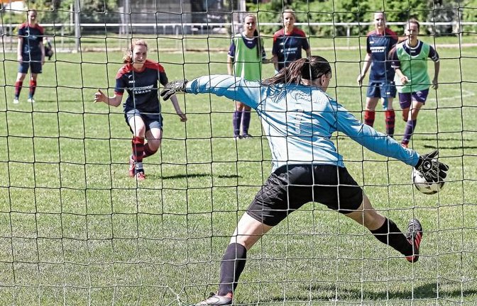 FVR-Torfrau Ines Strohmair ahnt beim Elfmeter zwar die Ecke, erreicht den Schuss von Christina Knapp aber nicht. Am Ende hatte Großglattbach/Nussdorf die Nase vorn. Foto: Simecek