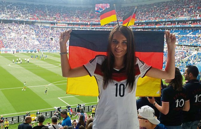 Sina Cherubin verfolgte im Deutschland-Trikot das Spiel Frankreich gegen Irland in Lyon. Fotos: p