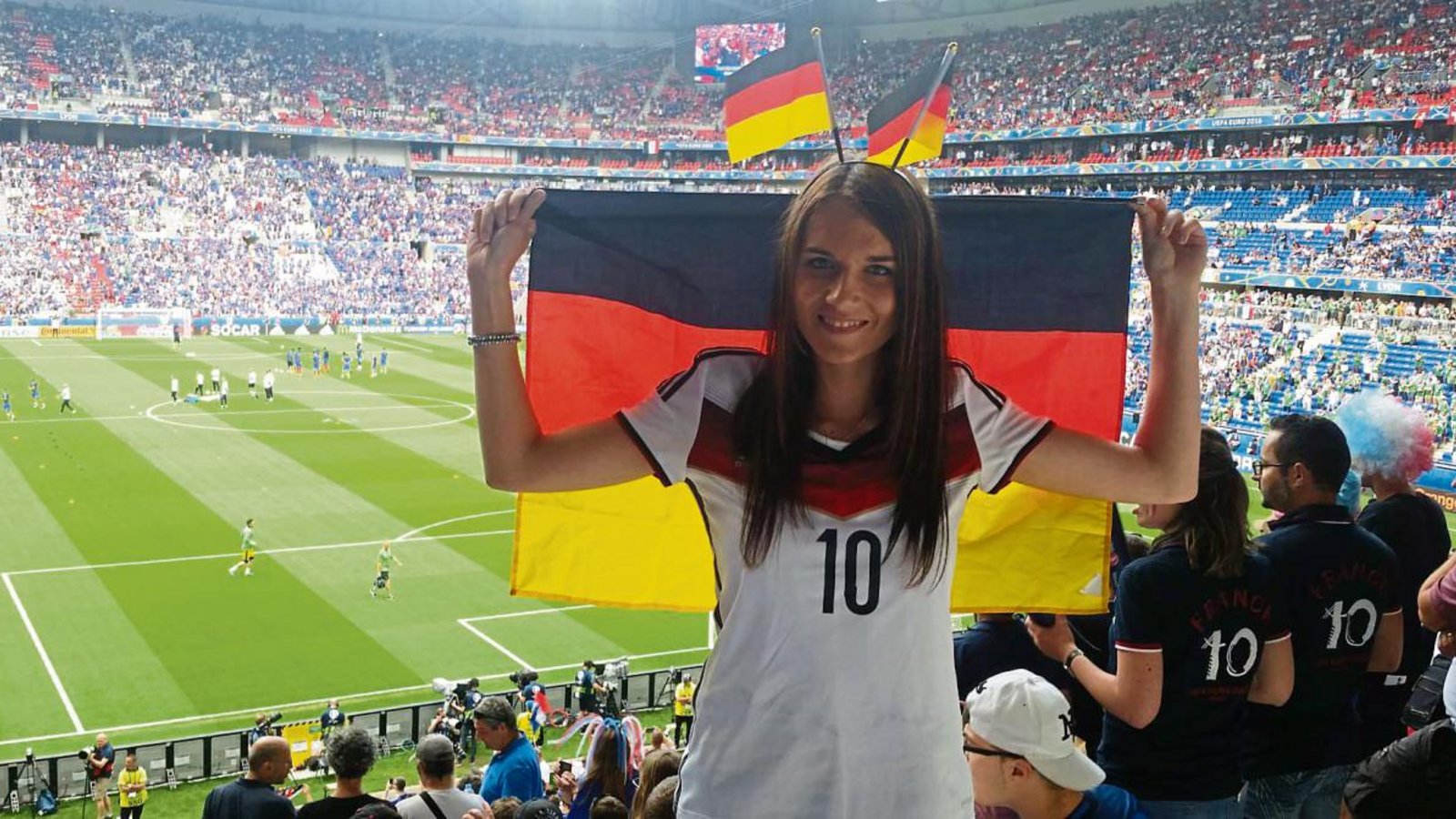 Sina Cherubin verfolgte im Deutschland-Trikot das Spiel Frankreich gegen Irland in Lyon. Fotos: p Sina Cherubin verfolgte im Deutschland-Trikot das Spiel Frankreich gegen Irland in Lyon. Fotos: p