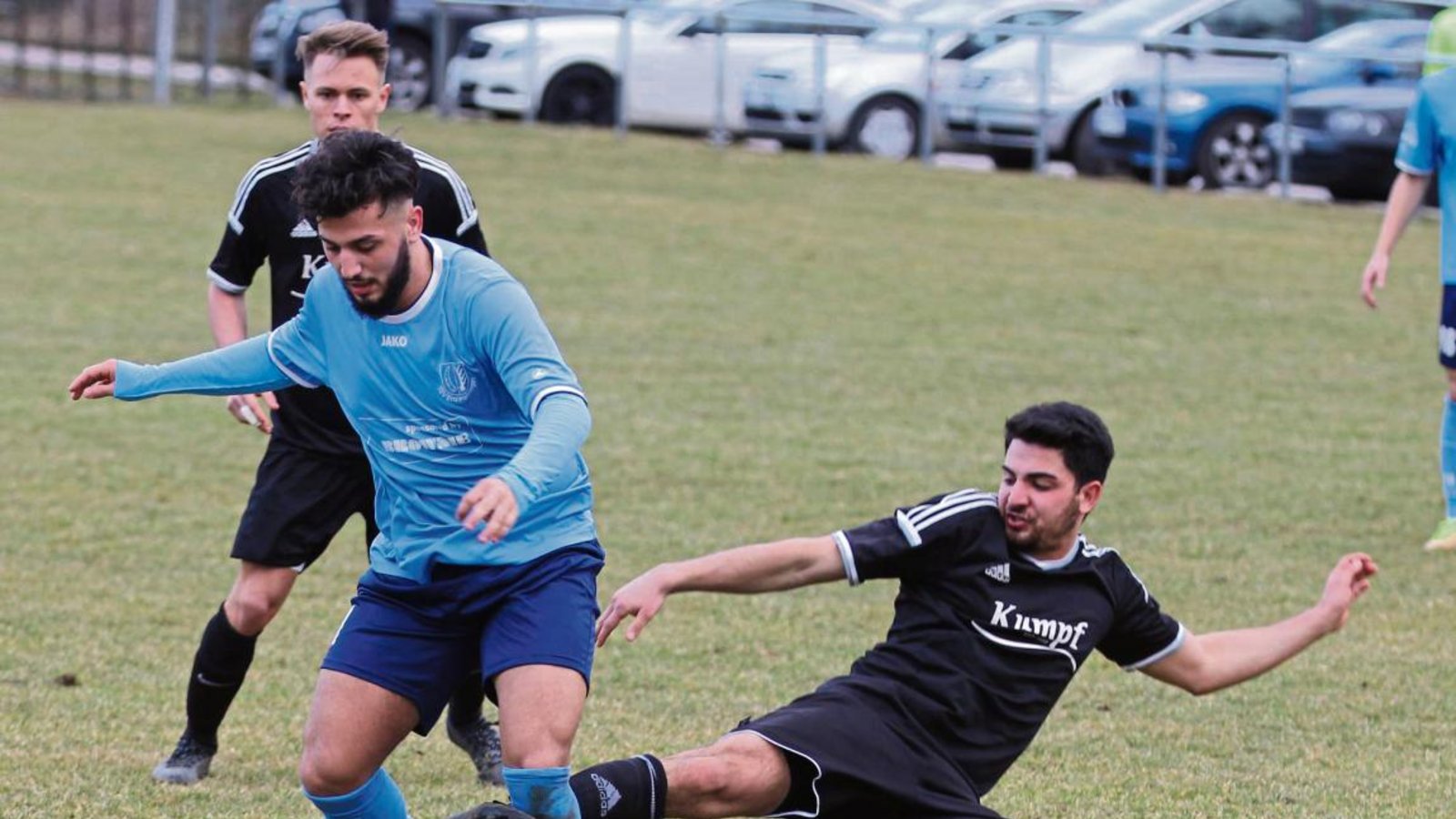 Avancierten zu den Spielern des Tages: Enzweihingens Osman Erne (links) erzielte zwei Treffer, Marco Conte flog mit Rot vom Platz. Foto: Nachreiner Avancierten zu den Spielern des Tages: Enzweihingens Osman Erne (links) erzielte zwei Treffer, Marco Conte flog mit Rot vom Platz. Foto: Nachreiner