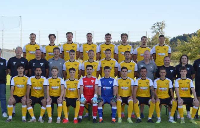 Das Aufgebot des TV Echterdingen. Hinten von links: Yannis Kalchschmidt, Nick Preuss, Erik Meinlschmidt, David Govorusic, Marius Nita, Henry Alber, Florian Dölker und Steffen Schmidt. Mitte von links: Sportlicher Leiter Sascha Härtenstein, Torwarttrainer Ralph Hoffmann, Trainer Roko Agatic, stellvertretender Abteilungsleiter Karsten Fay, Finn Edelmann, Dimitrios Vidic, Oliver Lujic, Mihael Tomic, Abteilungsleiter Phillip Wunsch, Athletiktrainer Sören Jetter, Physiotherapeutin Chrissi Haimerl und Co-Trainer Dirk Glemser. Unten von links: Berke Civelek, Devrim Azad Sever, Lukas Walz, Raoul Francesco Diletto, Plator Gashi, Jannis Duplys, Julijan Milos, Ivan Matanovic, Ivan Cosic und Mateo Peretic.<span class='image-autor'>TVE_Fußball</span>