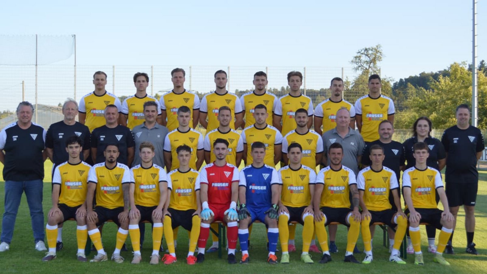 Das Aufgebot des TV Echterdingen. Hinten von links: Yannis Kalchschmidt, Nick Preuss, Erik Meinlschmidt, David Govorusic, Marius Nita, Henry Alber, Florian Dölker und Steffen Schmidt. Mitte von links: Sportlicher Leiter Sascha Härtenstein, Torwarttrainer Ralph Hoffmann, Trainer Roko Agatic, stellvertretender Abteilungsleiter Karsten Fay, Finn Edelmann, Dimitrios Vidic, Oliver Lujic, Mihael Tomic, Abteilungsleiter Phillip Wunsch, Athletiktrainer Sören Jetter, Physiotherapeutin Chrissi Haimerl und Co-Trainer Dirk Glemser. Unten von links: Berke Civelek, Devrim Azad Sever, Lukas Walz, Raoul Francesco Diletto, Plator Gashi, Jannis Duplys, Julijan Milos, Ivan Matanovic, Ivan Cosic und Mateo Peretic.TVE_Fußball Das Aufgebot des TV Echterdingen. Hinten von links: Yannis Kalchschmidt, Nick Preuss, Erik Meinlschmidt, David Govorusic, Marius Nita, Henry Alber, Florian Dölker und Steffen Schmidt. Mitte von links: Sportlicher Leiter Sascha Härtenstein, Torwarttrainer Ralph Hoffmann, Trainer Roko Agatic, stellvertretender Abteilungsleiter Karsten Fay, Finn Edelmann, Dimitrios Vidic, Oliver Lujic, Mihael Tomic, Abteilungsleiter Phillip Wunsch, Athletiktrainer Sören Jetter, Physiotherapeutin Chrissi Haimerl und Co-Trainer Dirk Glemser. Unten von links: Berke Civelek, Devrim Azad Sever, Lukas Walz, Raoul Francesco Diletto, Plator Gashi, Jannis Duplys, Julijan Milos, Ivan Matanovic, Ivan Cosic und Mateo Peretic.TVE_Fußball