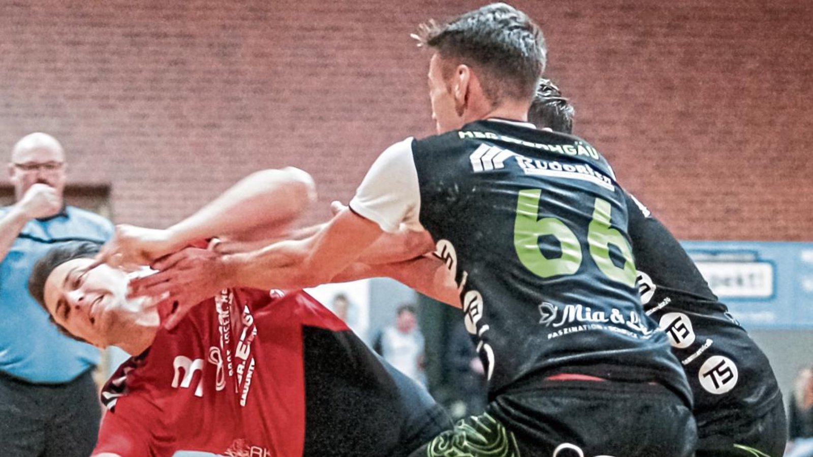 Auf eine harte Gangart der Großbottwarer Abwehr müssen sich Sebastian Decker (links) und der HC Metter-Enz einstellen. Trainer Harald Deuß: „Die Großbottwarer wissen, wie sie zulangen müssen.“ Foto: Simecek Auf eine harte Gangart der Großbottwarer Abwehr müssen sich Sebastian Decker (links) und der HC Metter-Enz einstellen. Trainer Harald Deuß: „Die Großbottwarer wissen, wie sie zulangen müssen.“ Foto: Simecek