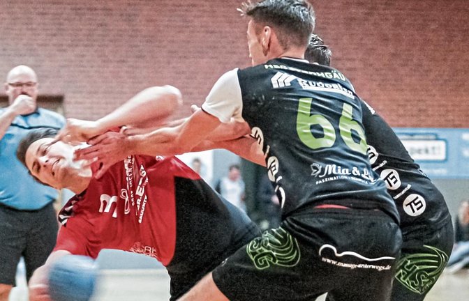 Auf eine harte Gangart der Großbottwarer Abwehr müssen sich Sebastian Decker (links) und der HC Metter-Enz einstellen. Trainer Harald Deuß: „Die Großbottwarer wissen, wie sie zulangen müssen.“ Foto: Simecek