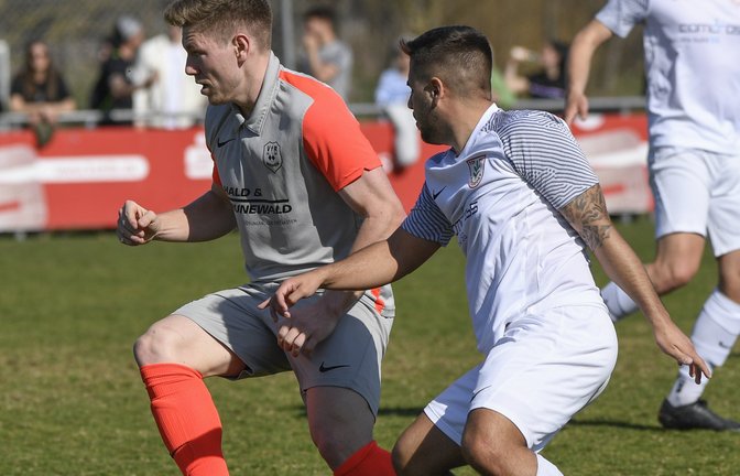 Sersheims Spielertrainer Eric Schmidtke (von links) versucht, an Nussdorfs Nikola Ristomanov vorbeizudribbeln.  <span class='image-autor'>Foto: Leitner</span>
