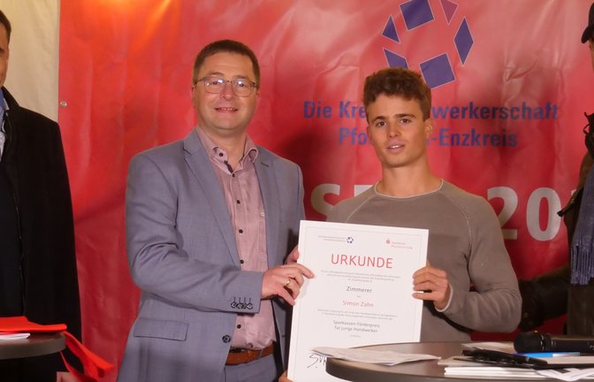 Simon Zahn (2.v.r.) hat am Besten abgeschnitten. Im Beisein von Kreishandwerksmeister Frank Herrmann (links) und Matthias Morlock, Geschäftsführer der Kreishandwerkerschaft (rechts), erhielt er von Sparkassen-Vorstand Georg Stickel einen Förderpreis über 1000 Euro.  <span class='image-autor'>Foto: Friedrich</span>