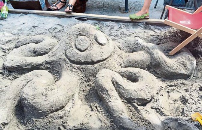 Die Krake grüßt vom Vaihinger Strand. Foto: Kugel