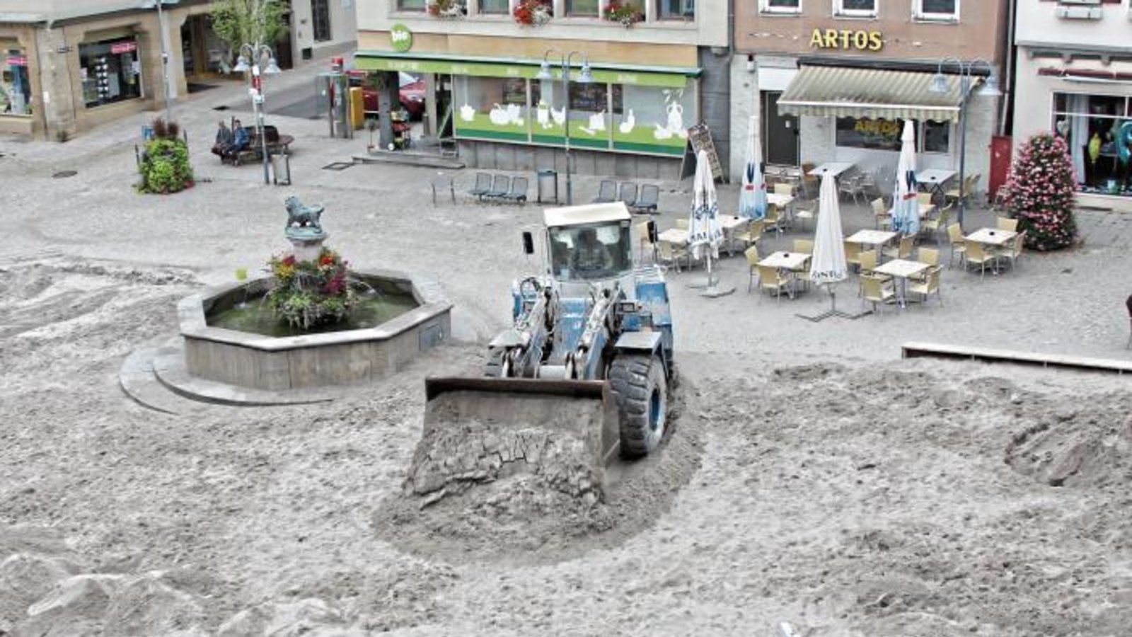 Ende des Vaihinger Strandlebens 2018: Mit Radlader und viel Handarbeit sorgten die Arbeiter gestern Vormittag für Tabula rasa auf dem Marktplatz. Foto: Romanowski Ende des Vaihinger Strandlebens 2018: Mit Radlader und viel Handarbeit sorgten die Arbeiter gestern Vormittag für Tabula rasa auf dem Marktplatz. Foto: Romanowski