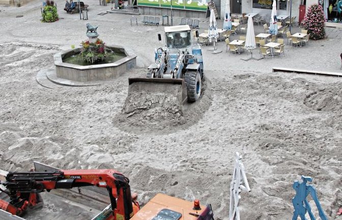 Ende des Vaihinger Strandlebens 2018: Mit Radlader und viel Handarbeit sorgten die Arbeiter gestern Vormittag für Tabula rasa auf dem Marktplatz.  Foto: Romanowski