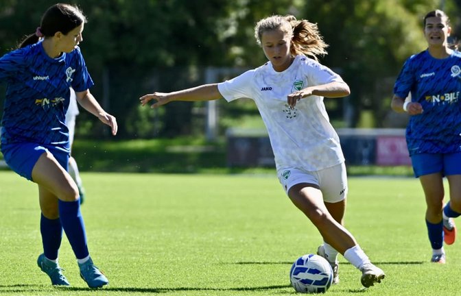 Melanie Wirth (Mitte) und die Offensivreihe des VfL Herrenberg taten sich gegen die Defensive der Sindelfingerinnen (in Blau) schwer.<span class='image-autor'>Kevin Schuon</span>