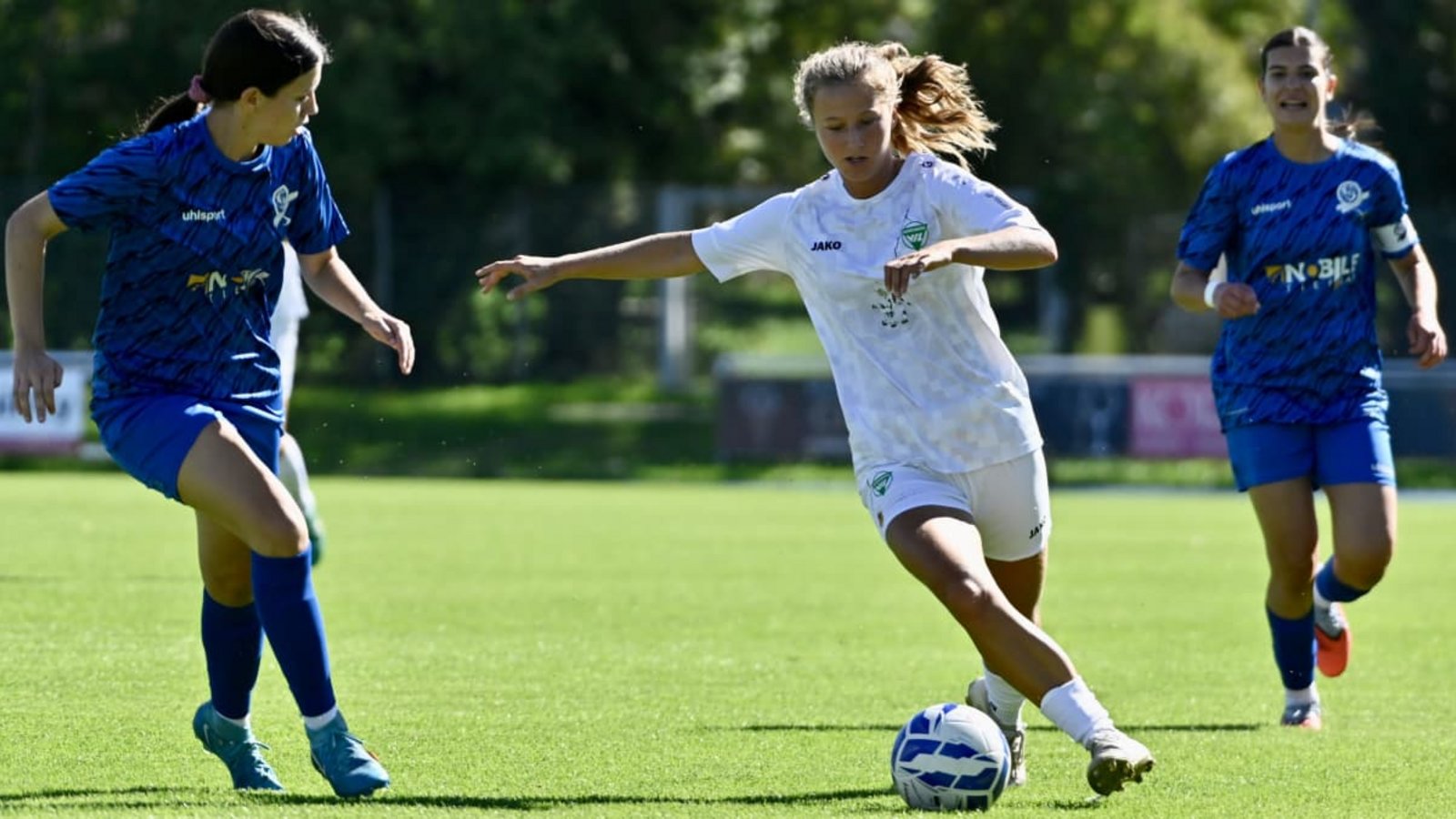 Melanie Wirth (Mitte) und die Offensivreihe des VfL Herrenberg taten sich gegen die Defensive der Sindelfingerinnen (in Blau) schwer.Kevin Schuon Melanie Wirth (Mitte) und die Offensivreihe des VfL Herrenberg taten sich gegen die Defensive der Sindelfingerinnen (in Blau) schwer.Kevin Schuon