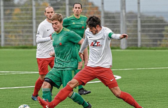 Im Zweikampf macht sich der Nussdorfer Robin Wöhr (rechts) ganz lang und behauptet sich gegen den Iptinger Axel Weeber (links). Foto: Leitner