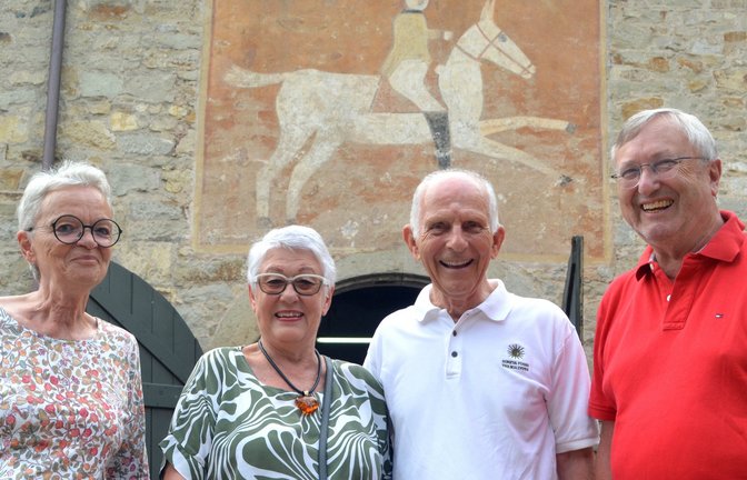 Dr. Monika Schmid-Welter (links), Margarete Schmid-Hager und Dr. Karl-Götz Arnold (rechts) vom Kunst- und Kulturverein mit dem Posthof-Experten Dr. Volker Grub.  <span class='image-autor'>Fotos: Stahlfeld</span>