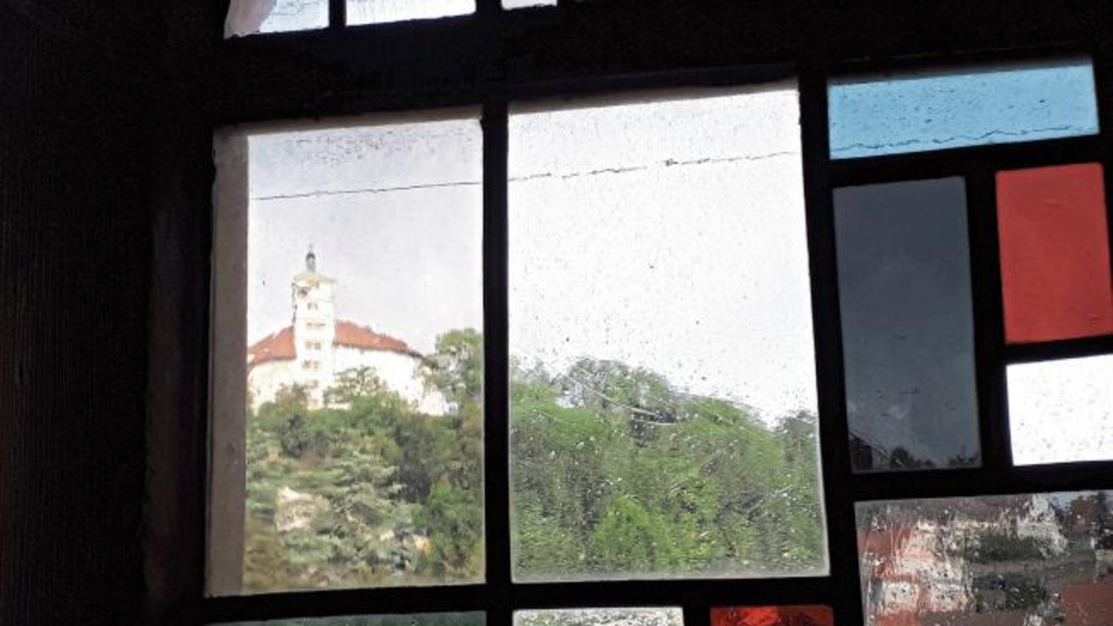 Diethelm Martis hat in der Vaihinger Stadtkirche vom großen Hubsteiger aus in 18 Meter Höhe einen Teil der Obergadenfenster gereinigt. „Dabei habe ich diesen besonderen Durchblick auf das Schloss entdeckt und festgehalten. Das sieht man ja nicht alle Tage.“ Diethelm Martis hat in der Vaihinger Stadtkirche vom großen Hubsteiger aus in 18 Meter Höhe einen Teil der Obergadenfenster gereinigt. „Dabei habe ich diesen besonderen Durchblick auf das Schloss entdeckt und festgehalten. Das sieht man ja nicht alle Tage.“