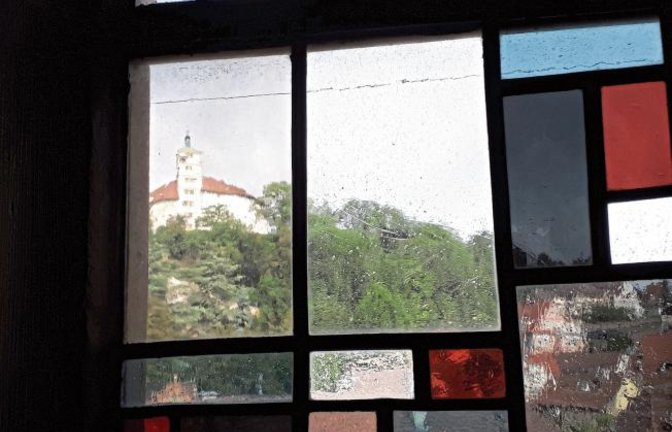 Diethelm Martis hat in der Vaihinger Stadtkirche vom großen Hubsteiger aus in 18 Meter Höhe einen Teil der Obergadenfenster gereinigt. „Dabei habe ich diesen besonderen Durchblick auf das Schloss entdeckt und festgehalten. Das sieht man ja nicht alle Tage.“
