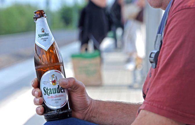 In Zukunft wird man in Bahnhöfen „durstig“ bleiben: Ein Mann hält an einem Bahnsteig sein Feierabendbier in der Hand und wartet auf den Zug (Archivbild).<span class='image-autor'>Imago/Gottfried Czepluch</span>