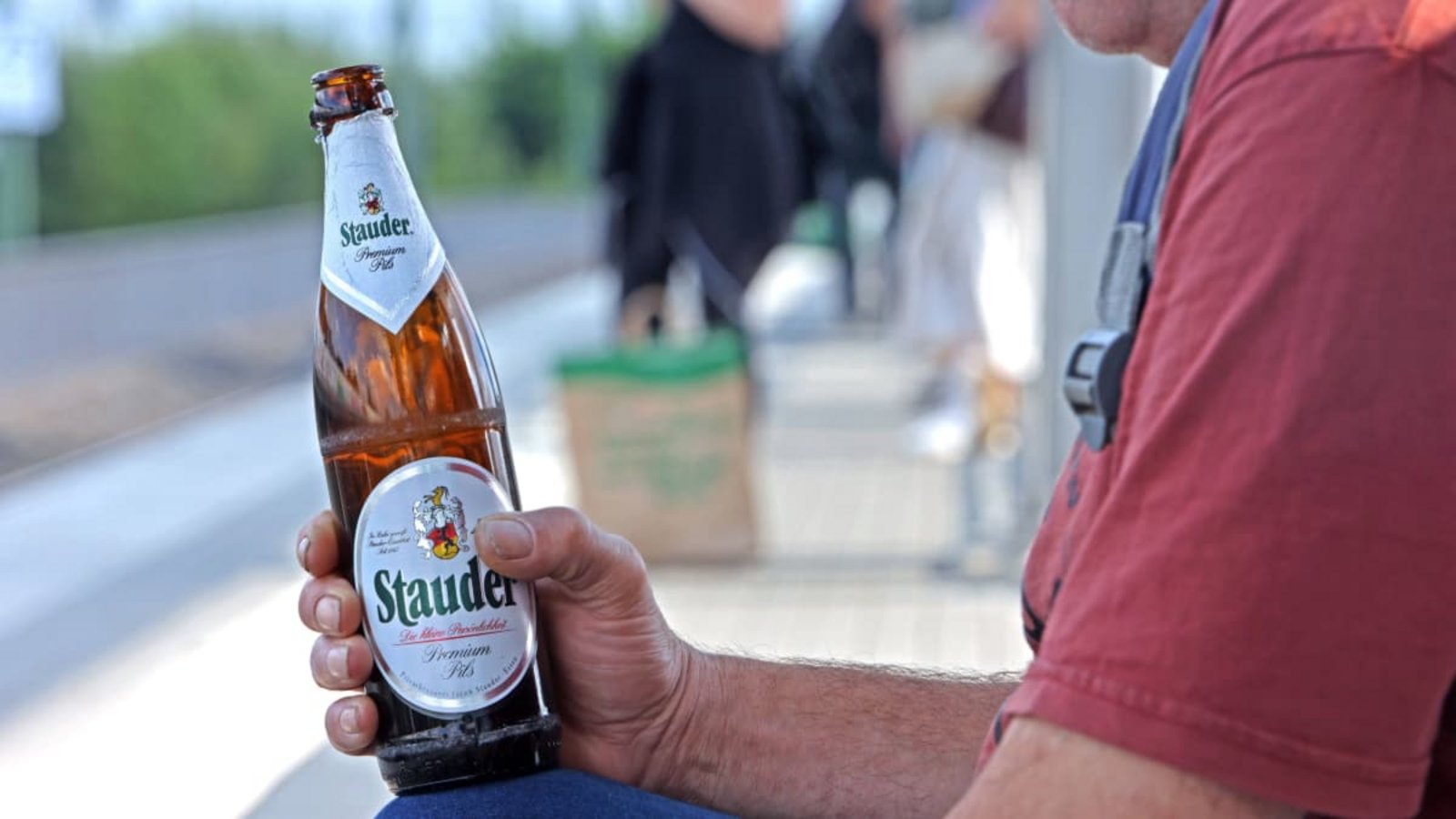 In Zukunft wird man in Bahnhöfen „durstig“ bleiben: Ein Mann hält an einem Bahnsteig sein Feierabendbier in der Hand und wartet auf den Zug (Archivbild).Imago/Gottfried Czepluch In Zukunft wird man in Bahnhöfen „durstig“ bleiben: Ein Mann hält an einem Bahnsteig sein Feierabendbier in der Hand und wartet auf den Zug (Archivbild).Imago/Gottfried Czepluch
