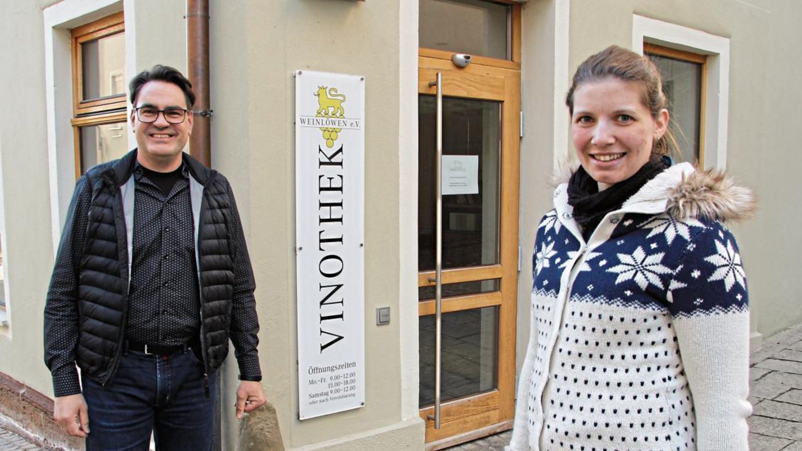 Martin Fischer und Mara Walz freuen sich schon auf die Wiedereröffnung der Vinothek, sobald sich ein Pächter gefunden hat.  Foto: Banholzer